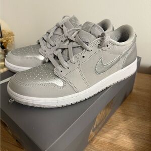 Jordan 1 Retro Low Grey Metallic